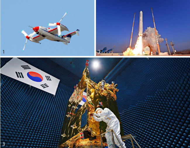 1	한국항공우주연구원이 독자 개발한 수직 이착륙 ‘스마트무인기’
2	2018년 11월 29일 전남 고흥군 나로우주센터에서 발사한 ‘누리호’ 시험발사체. 2021년 발사를 목표로 개발 중인 한국형 발사체로, 이날 발사 성공으로 한국은 75t급 액체엔진을 독자 개발한 일곱 번째 나라가 됐다. 
3 2020년 2월 발사 예정인 ‘천리안위성 2B호’의 전자파 시험 모습. [한국항공우주연구원 제공]