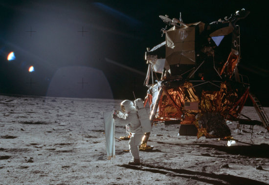 1969년 7월 20일 아폴로 11호를 타고 달에 착륙한 우주인 버즈 올드린이 달 표면에 태양풍 실험 장치를 설치하고 있다. [NASA 제공]
