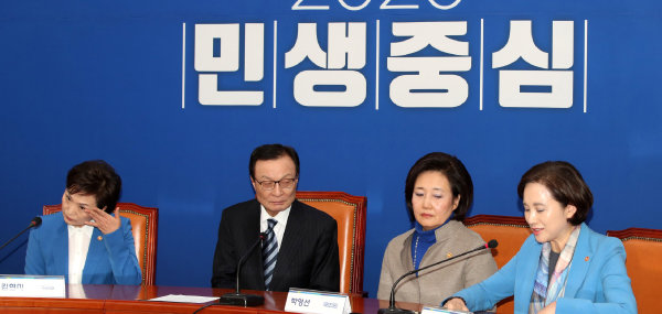 1월 3일 국회에서 유은혜 사회부총리 겸 교육부 장관(오른쪽)이 21대 총선 불출마 의사를 밝히고 있다. [동아DB]