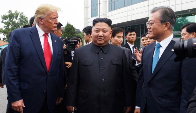 2019년 6월 30일 판문점에서 만난 도널드 트럼프 미국 대통령, 김정은 북한 국무위원장, 문재인 대통령(왼쪽부터). [뉴시스]
