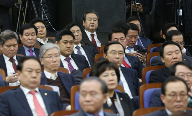 박근혜 당시 대통령 탄핵안 표결을 앞둔 2016년 12월 9일 서울 여의도 국회에서 열린 새누리당 의원총회에 김무성 의원이 참석했다. [동아DB]