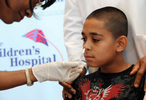 2009년 신종플루 유행 당시 미국 뉴욕의 한 어린이 병원에서 한 소년이 신종플루 백신을 코로 흡입하고 있다. [신화=뉴시스]