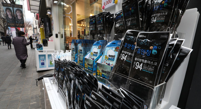 3월 1일 서울 중구 명동 한 상점에서 KF94 마스크가 판매되고 있다. [뉴스1]