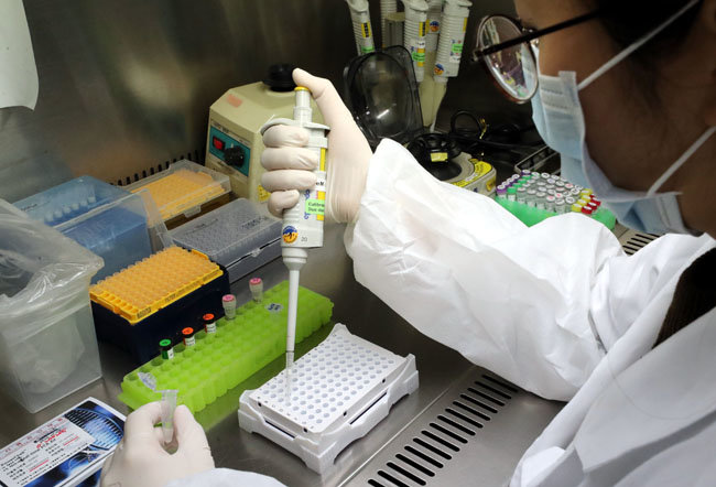 2월 6일 서울 종로구 서울대병원 의생명연구원에서 한 연구원이 ‘실시간 유전자증폭(RT-PCR)’ 검사를 하고 있다. [동아일보 안철민 기자]
