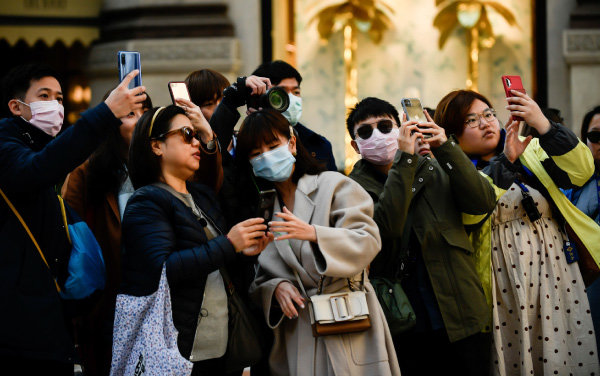 2월 24일 이탈리아 밀라노 중심부에서 사진을 찍고 있는 중국인 관광객. [뉴시스]