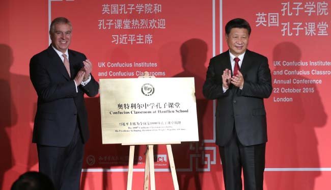 시진핑 중국 국가주석(오른쪽)이 2015년 10월 22일 영국 런던의 공자학원을 방문해 1000번째 교실 개설을 축하하고 있다.  [뉴시스]