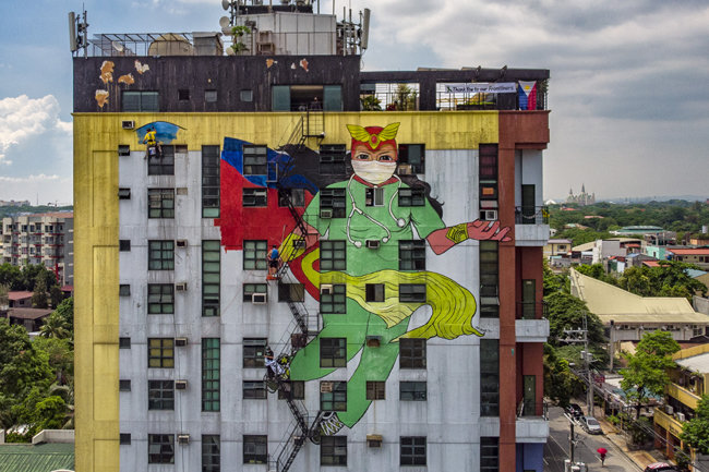 필리핀 마닐라의 아티스트들은 의료진을 만화 속 영웅 캐릭터로 묘사했다.