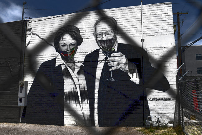 벽화는 날카로운 풍자의 수단도 된다. 미국 네바다주 라스베이거스에는 사회적 거리두기를 철회하자고 주장한 캐롤린 굿맨 전 라스베이거스 시장(벽화 왼쪽)을 비판하는 그래피티가 등장했다.