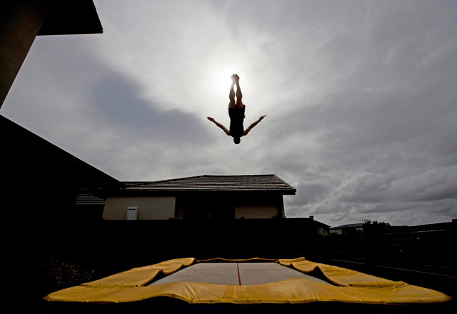 뉴질랜드, 오클랜드/트램폴린 선수 딜런 슈미트가 마당에서 점핑 훈련을 하고 있다. [GETTYIMAGES]