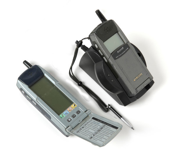 SPH-M1000(왼쪽)과 SPH-M100. 아직 스마트폰이라는 용어가 쓰이지 않던 시절로, 삼성은 이 전화기를 ‘애니콜 인터넷폰’이라고 했다. 