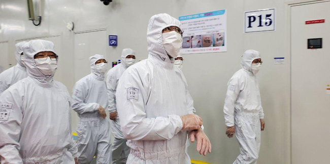 이재용 삼성전자 부회장(가운데)이 5월 18일 중국 시안(西安) 삼성전자 낸드
플래시 메모리 반도체 공장을 방문, 생산라인을 살피고 있다. [삼성전자 제공]