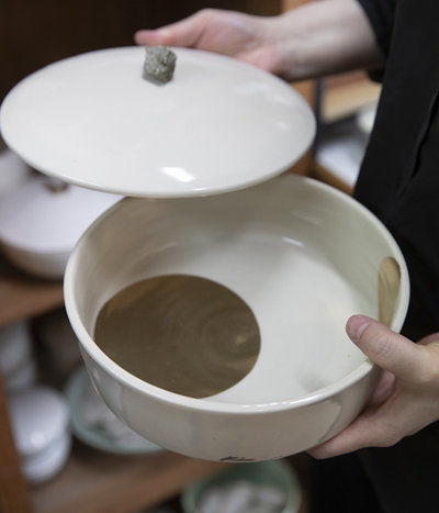  프랑스 명품 브랜드 까르띠에가 VIP 고객 선물용으로 김선미 작가에게 주문한 그릇 샘플. 뚜껑에 보석을 연상시키는 자연석이 붙어 있다.