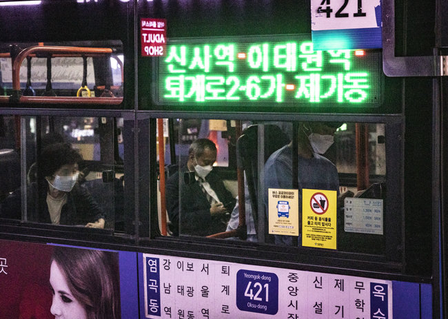 6월 7일 밤 이태원동을 지나는 버스 안 승객들이 마스크를 착용하고 있다.