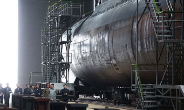 김정은 북한 국무위원장이 2019년 7월 함경남도 신포 마양도 봉대보이라공장(잠수함 건조공장)을 방문해 건조 중인 잠수함을 살펴보고 있다. [조선중앙통신 캡처]