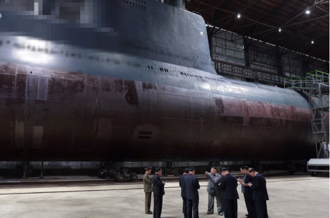 북한 조선중앙TV는 2019년 7월 23일 김정은 국무위원장이 새로 건조한 잠수함을 살펴봤다고 보도했다. [조선중앙TV 캡쳐]