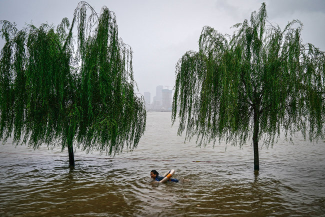 7월 10일 우한(武漢)시 장탄공원에서 한 주민이 수영하고 있다.