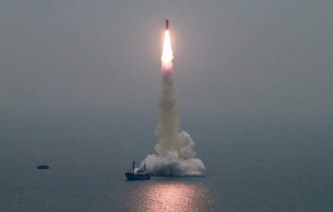 노동신문은 2019년 10월 3일 “동해 원산만 수역에서 새형의 잠수함탄도탄(SLBM) ‘북극성-3’형 시험발사를 성공적으로 진행했다”고 보도했다.  [노동신문 캡쳐]