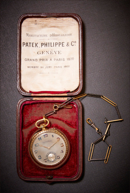 스위스 시계제조사 PATEK PHILIPPE의 1920년대 회중시계. 케이스와 시곗줄까지 같이 있는 귀한 빈티지 제품이다. 