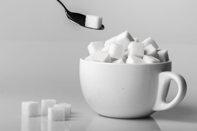 설탕은 불안한 영혼을 달래주지만, 혈당 상승 등 건강 문제 때문에 섭취를 피하는 사람이 많다. 
 [GettyImages]