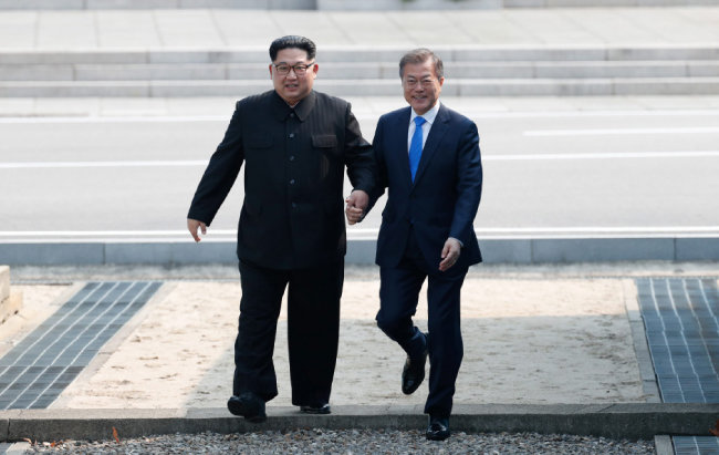 2018년 4월 27일 문재인 대통령(오른쪽)과 김정은 북한 국무위원장이 손을 잡고 판문점 분단선을 넘어 남쪽으로 건너오고 있다. [원대연 동아일보 기자]