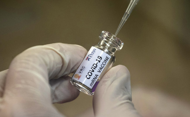 태국 방콕에 있는 출라롱콘대 부설 백신 연구센터에서 한 연구원이 실험용 코로나19 백신을 들고 있다. [방콕=AP/뉴시스]