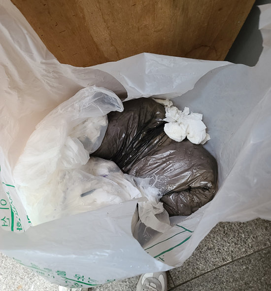 9월 3일 서울 마포구 오피스텔의 폐기물 수거장. 폐비닐이 종량제 봉투 안에 들어있다. [박세준]