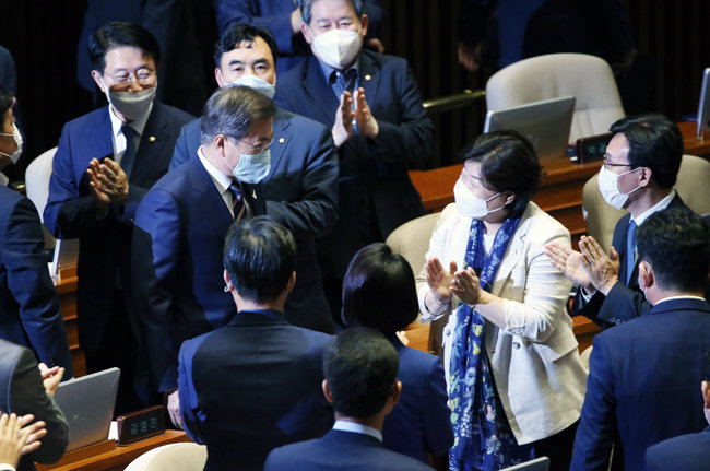 21대 국회 개원식이 열린 7월 16일 문재인 대통령이 개원 축하연설을 위해 국회 본회의장에 입장하자 더불어민주당 의원들이 박수를 치고 있다. [김재명 동아일보 기자]