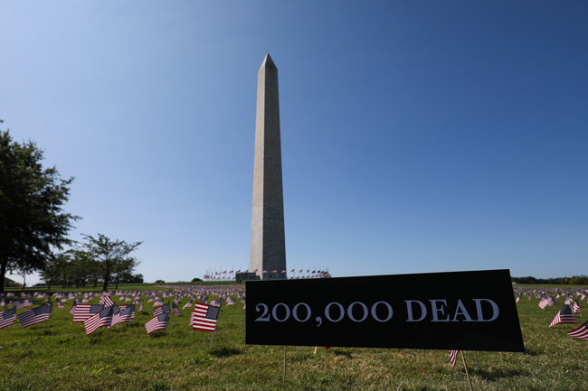  9월 22일(현지 시간) 미국 수도 워싱턴 ‘내셔널 몰’ 잔디광장 풍경. 코로나19 희생자를 추모하는 의미로 성조기가 꽂혀 있다. [GettyImage]