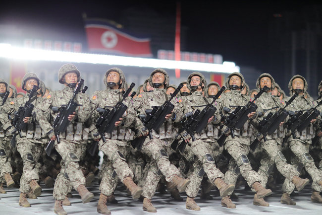 북한이 10월 10일 노동당 창건 75주년을 맞아 평양 김일성 광장에서 열병식을 개최했다. 북한 군인들이 열병식에서 행진하고 있다. [노동신문=뉴스1]