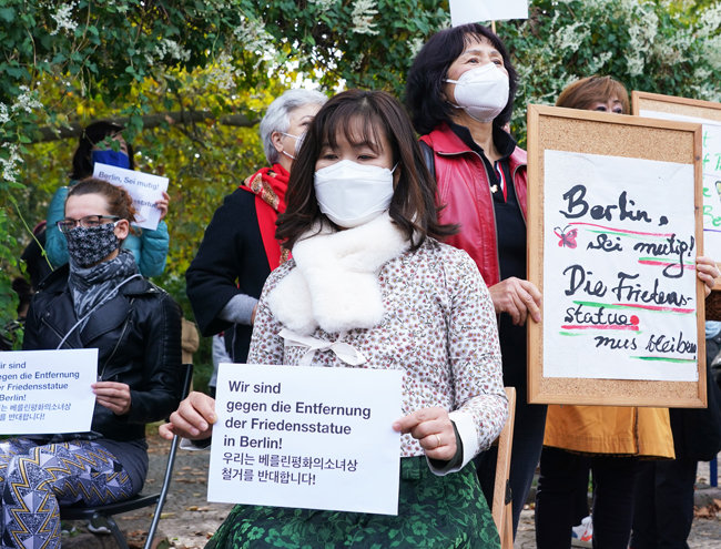 베를린 시민들도 소녀상 철거 반대 시위에 참가했다. [GettyImage]

