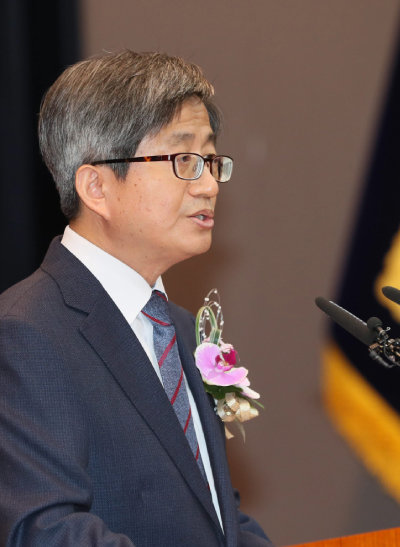 2017년 9월 26일 김명수 대법원장이 서울 서초구 대법원에서 “통합과 개혁의 소명을 완수하겠다”며 취임사를 하고 있다. 