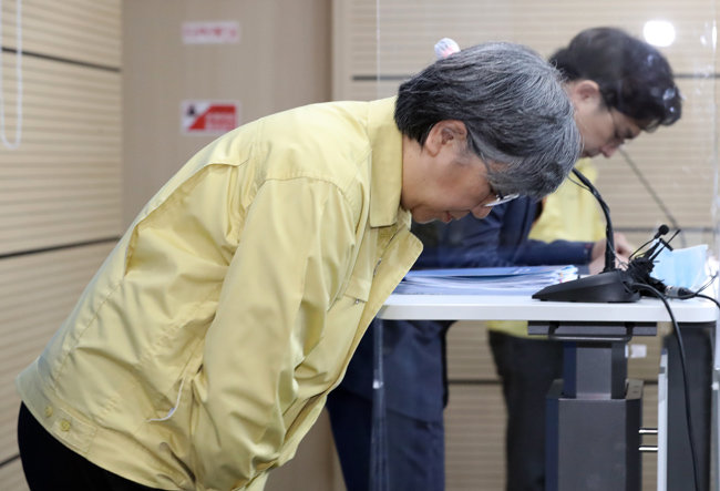 정은경 질병관리청장이 21일 독감백신 접종 후 사망 사례가 잇달아 발생한 것과 관련해 고개 숙여 사과하고 있다. [청주=뉴시스]