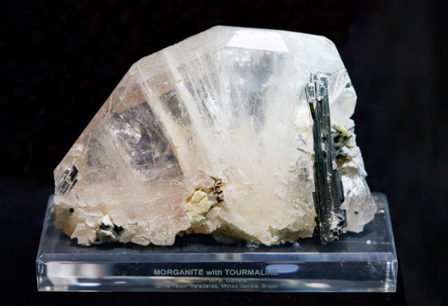 모가나이트(Morganite)  에메랄드와 같은 성분의 광물. 명칭은 은행가이자 광물 및 보석 수집가로도 유명한 J.P. 모건의 이름에서 따온 것이다. 