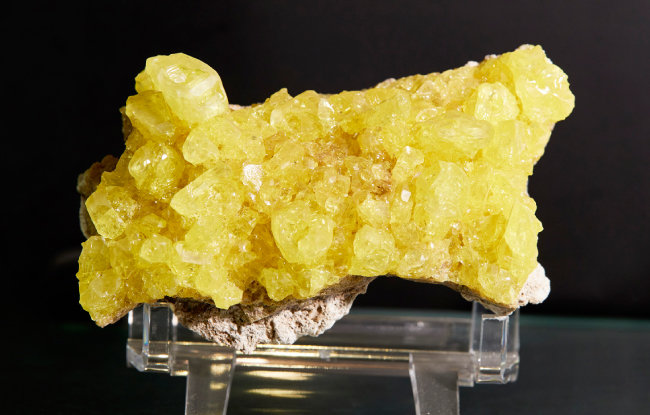 유황(Sulfur)  선사시대부터 사용된 비금속 광물. 의약품부터 화약까지 다양한 일상용품의 원료로 쓰였다. 