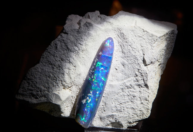 오팔(Opal)  석영의 변종으로 광물 내부의 다채로운 무지갯빛이 가치를 보여준다. 
