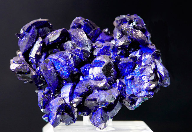 남동석(Azurite)  세계적으로 가장 아름답다고 평가받는 멕시코산 남동석 결정. 파란색 안료를 만드는 원료로 사용되며, 색이 아름다워 장식용으로 쓰기도 한다.