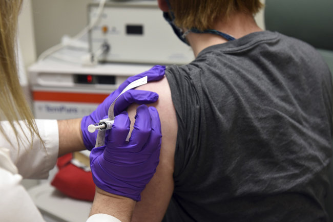 화이자의 코로나19 백신 임상시험 참여자가 올해 5월 백신을 접종하고 있다. [메릴랜드=AP뉴시스]