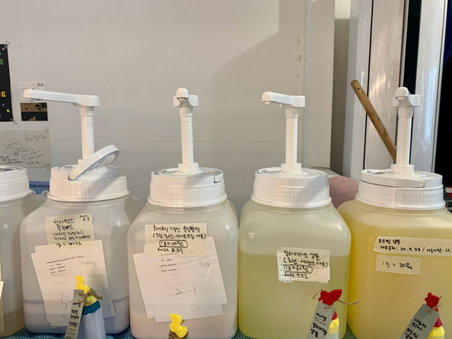 서울 마포구 알맹상점에 그램(g) 단위로 판매되는 액체류 생필품이 진열돼 있다. [문영훈 기자]