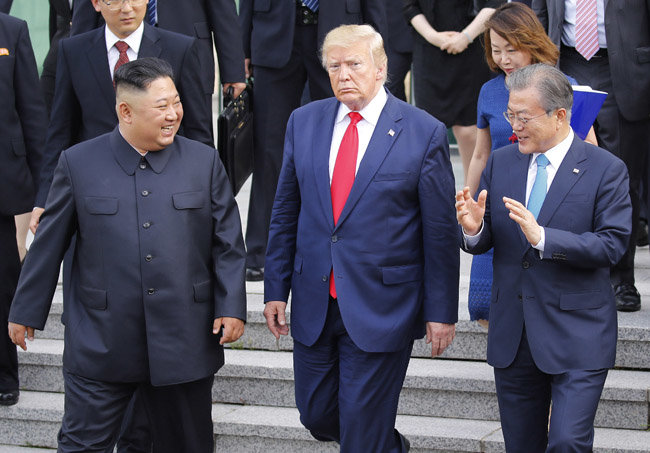2019년 6월 30일 문재인 대통령, 도널드 트럼프 미국 대통령(가운데), 김정은 북한 국무위원장(왼쪽)이 판문점 남측 자유의 집에서 함께 걸어 나오고 있다. 이날 김 위원장과 트럼프 대통령은 53분간 단독 회담을 가졌다. [판문점=박영대 동아일보 기자]