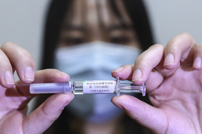 중국 신화통신이 공개한 시노팜 코로나19 백신 샘플. 시노팜이 중국 당국에 백신 사용승인을 신청해 빠르면 연내 제품이 출시될 전망이다.  [뉴시스]