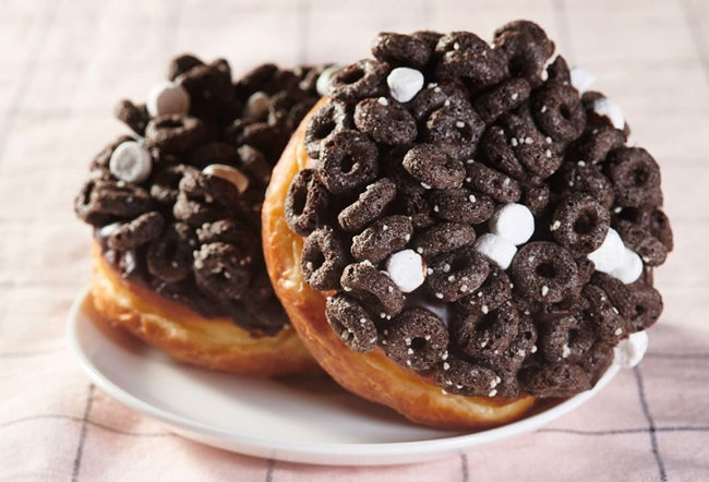 두툼한 도넛 위에 초콜릿 과자가 잔뜩 붙어 있는 랜디스도넛의 ‘오레오 오즈 도넛’. [랜디스도넛 공식 인스타그램]