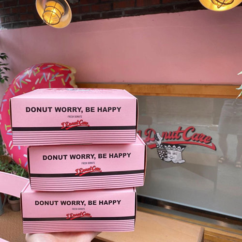 ‘donut worry, be happy’라는 문구가 적혀 있는 핑크색 아이도넛케어 포장 상자. [아이도넛케어 공식 인스타그램)]
