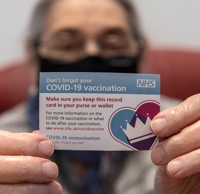 영국에서 화이자-바이오엔테크 백신 접종자에게 지급된 카드. 해당 백신은 1차 접종 후 3주 뒤 한 번 더 맞아야 면역이 생긴다. 이 카드에는 다음 접종일이 적혀 있다. [GettyImages]