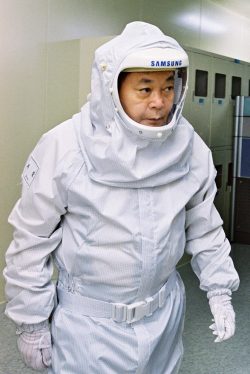 고(故) 이건희 삼성그룹 회장이 2004년 반도체 공장을 방문했을 때 모습. [삼성전자 제공]