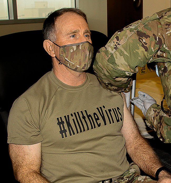 12월 29일 경기 평택시에서 코로나19 백신을 접종받은 로버트 에이브럼스 주한미군 사령관. ‘바이러스를 죽이자(#Kill the Virus)’라는 글씨가 쓰여진 티셔츠를 입고 있다. [Getty Images]