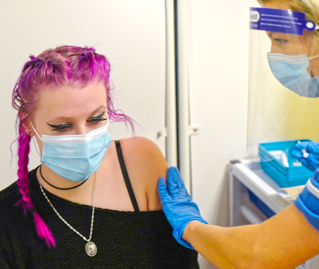 영국 콘월의 한 요양원에서 근무하는 에린 릴리 씨가 12월 9일(현지시간) 코로나19 백신을 맞고 있다. [Getty Images]