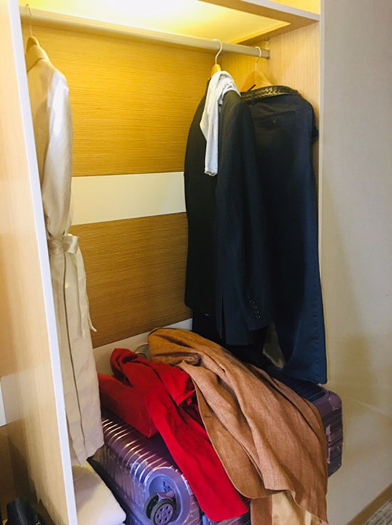 J씨가 촬영한 호텔 옷장 사진. 옷걸이가 부족해 옷 대부분을 바닥에 쌓아뒀다. 