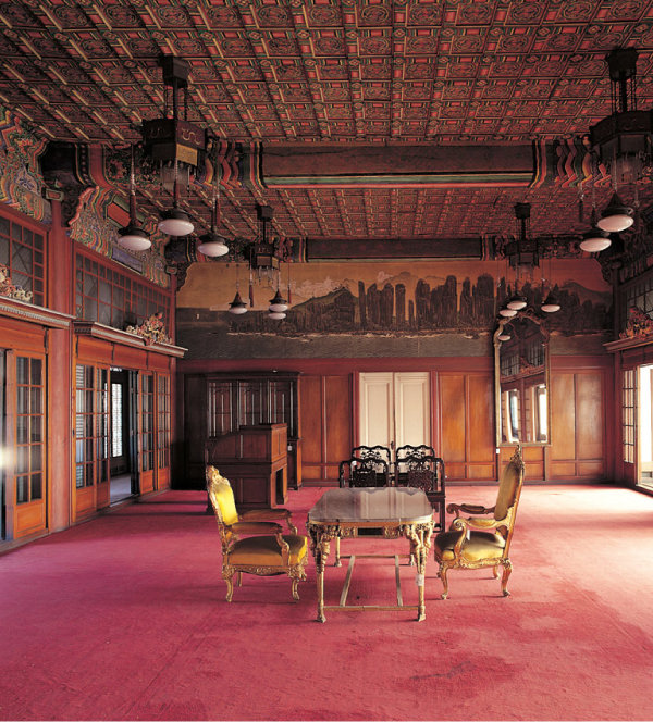 왕의 집무실인 창덕궁 희정당 샹들리에는 3개씩 6세트가 매달려있다. [동아DB]