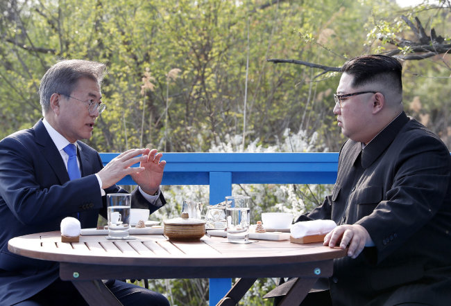 2018년 4월 27일 남북 정상회담 당시 문재인 대통령(왼쪽)과 김정은 북한 국무위원장이 판문점에서 ‘도보다리’까지 산책한 뒤 벤치에 마주 앉아 이야기를 나누고 있다. [동아DB]