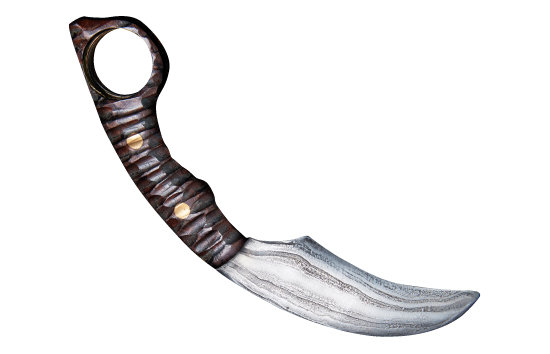 영화 ‘아저씨’에서 킬러가 사용해 유명해진 전투용 칼 ‘카람빗’. 철 46겹을 합쳐 우드 카빙(나무조각) 용으로 만들었다. 